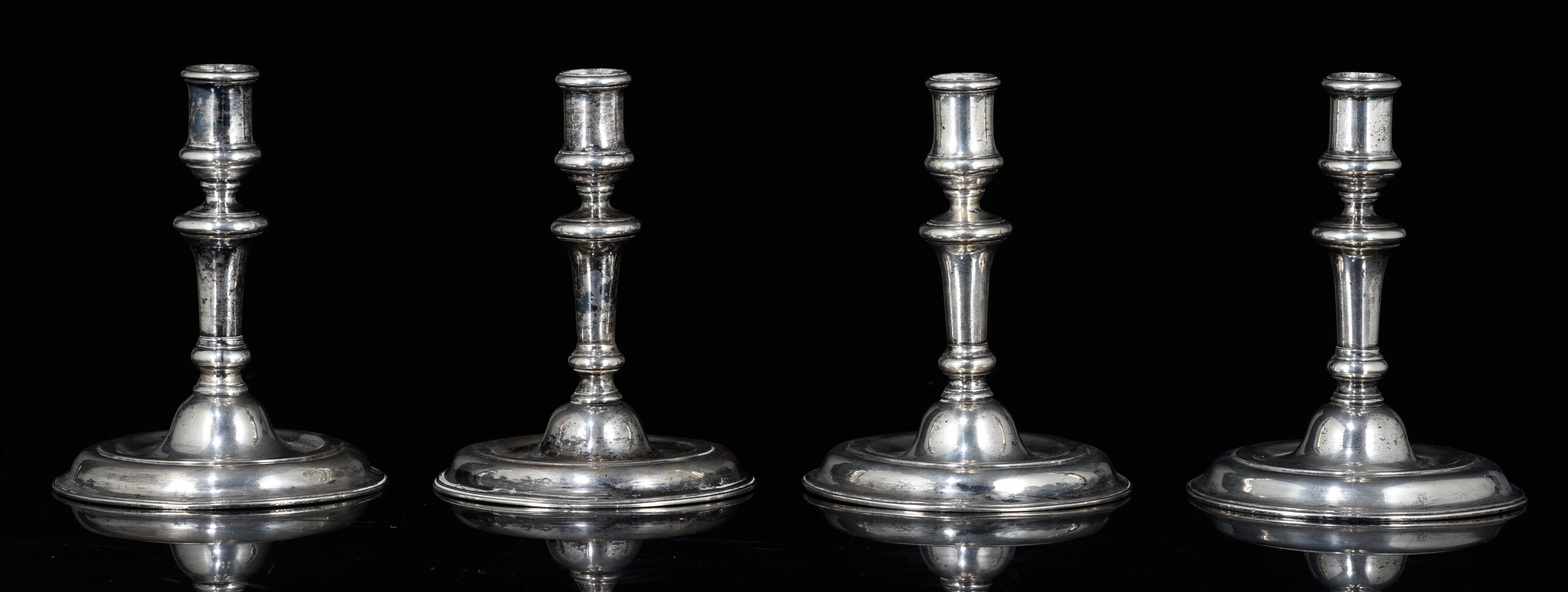 A set of four German silver candlesticks, hallmarked Dresden, mid 18thC, H 15,5 cm - total weight: 1 - Image 2 of 26