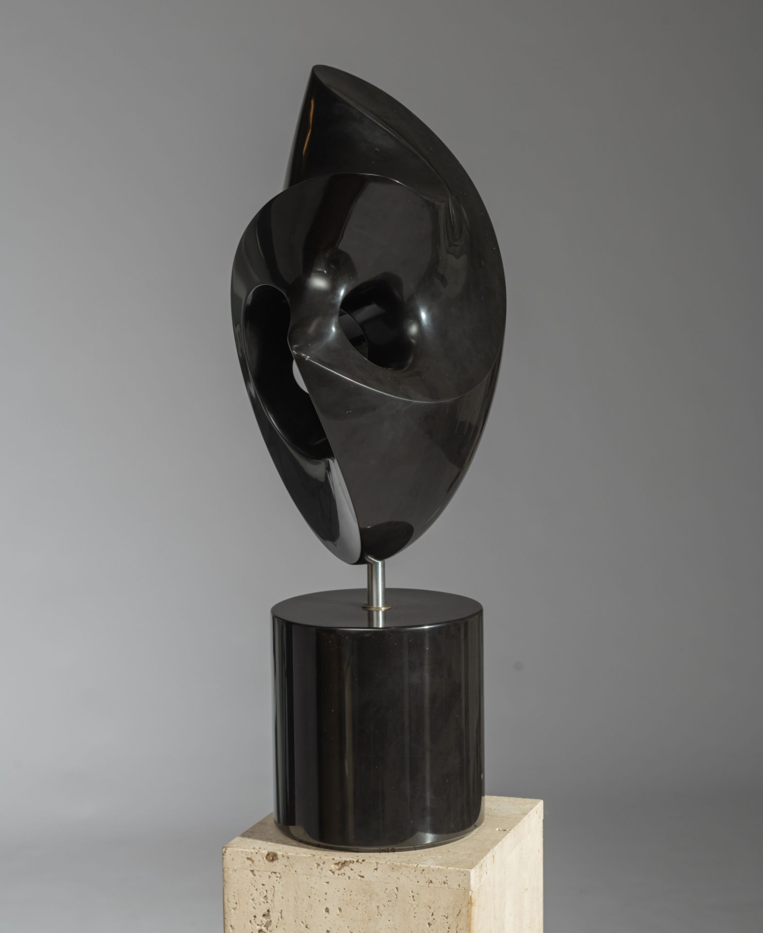 Jeanine Behaeghel (1940-1993), abstract sculpture, 1988, noir Belge marble on a travertine pedestal, - Image 7 of 18