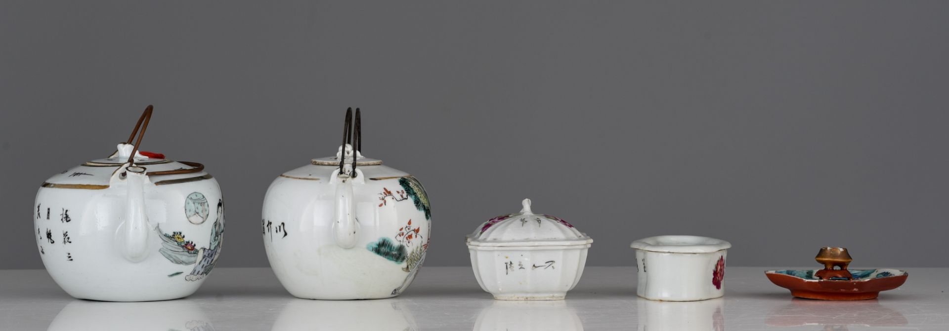 A collection of Chinese Republic period Qianjiangcai and famille rose pots and boxes, 19thC/20thC, T - Image 14 of 18