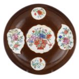 A Chinese famille rose Batavian charger, 18thC style, with a Kangxi mark, dia. 33,7 cm