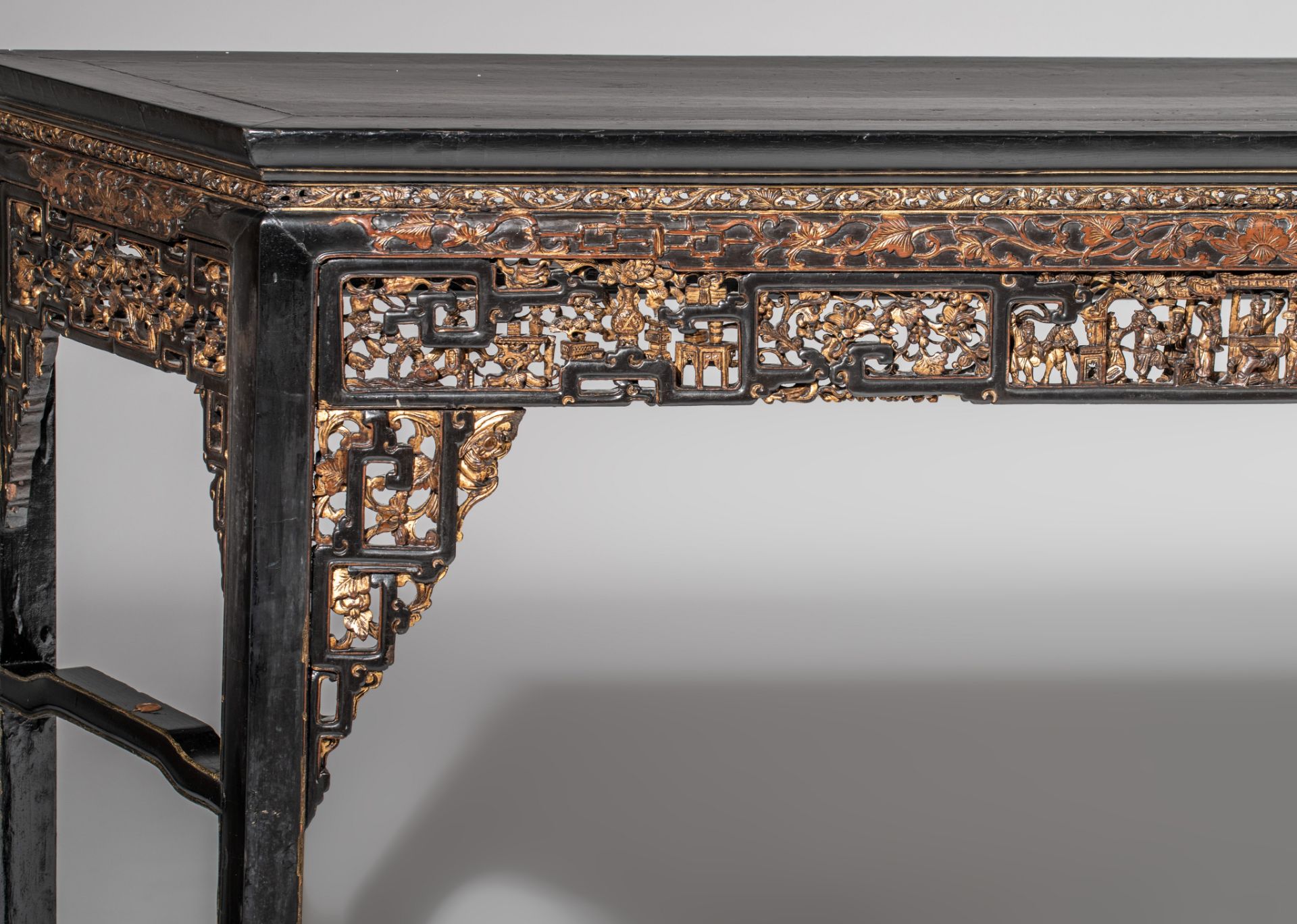 A Chinese gilt and lacquered carved side table, late Qing/Republic period, H 107 - L 187 - D 40 cm - Image 8 of 10