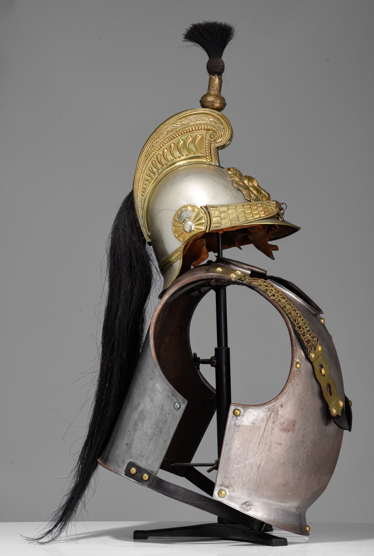 A French cuirassier breastplate and helmet, Manufacture Royale d'Armes de Klingenthal, 19thC, H 88 c - Image 6 of 11