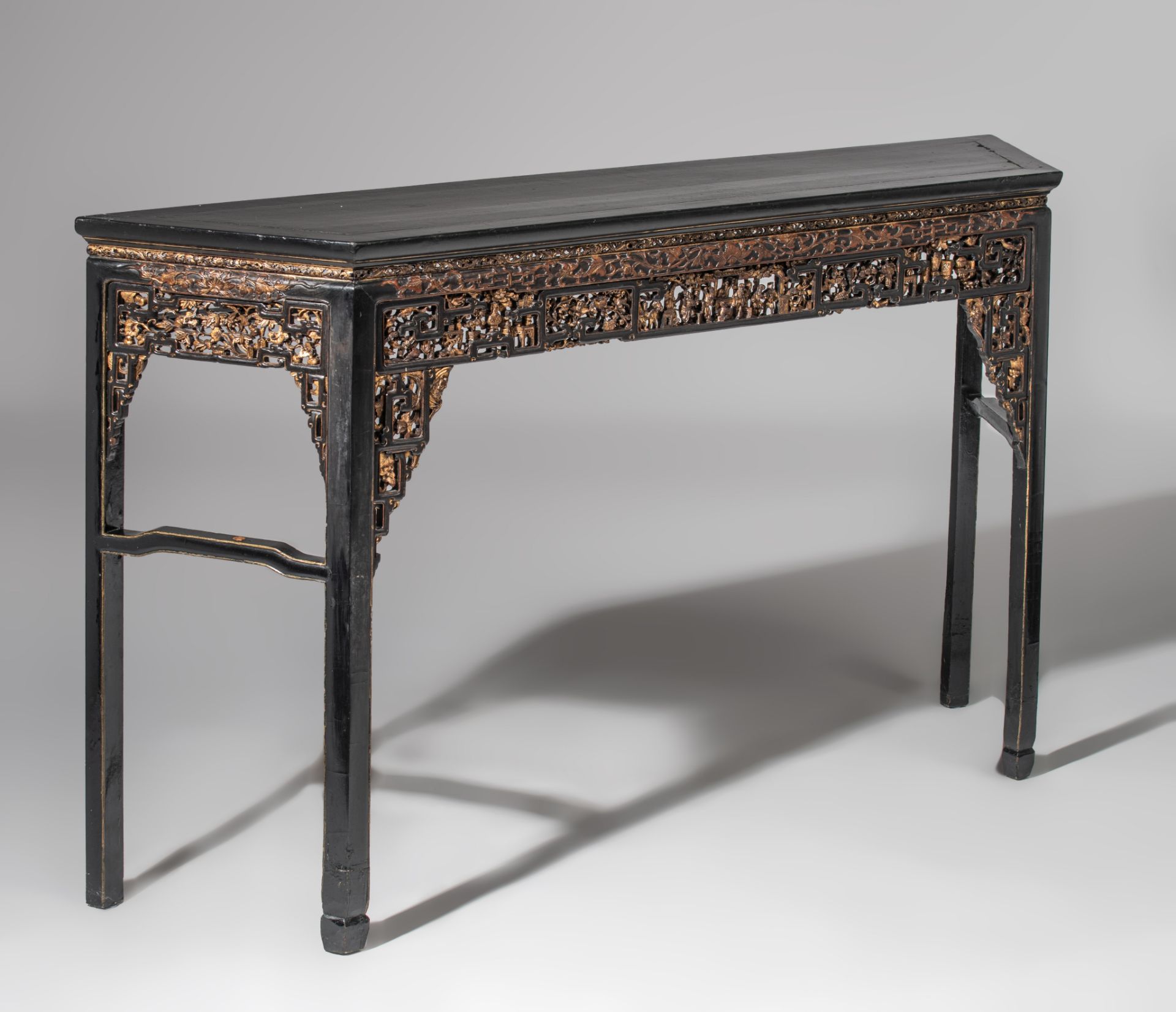 A Chinese gilt and lacquered carved side table, late Qing/Republic period, H 107 - L 187 - D 40 cm - Image 2 of 10