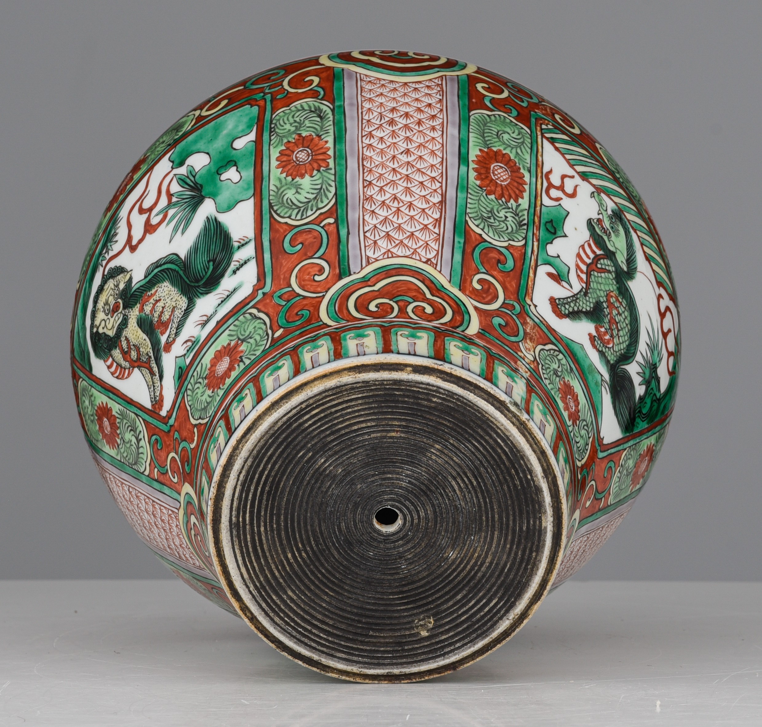A Chinese wucai style 'Qilin' jar, 20thC, H 27 cm - Image 7 of 7
