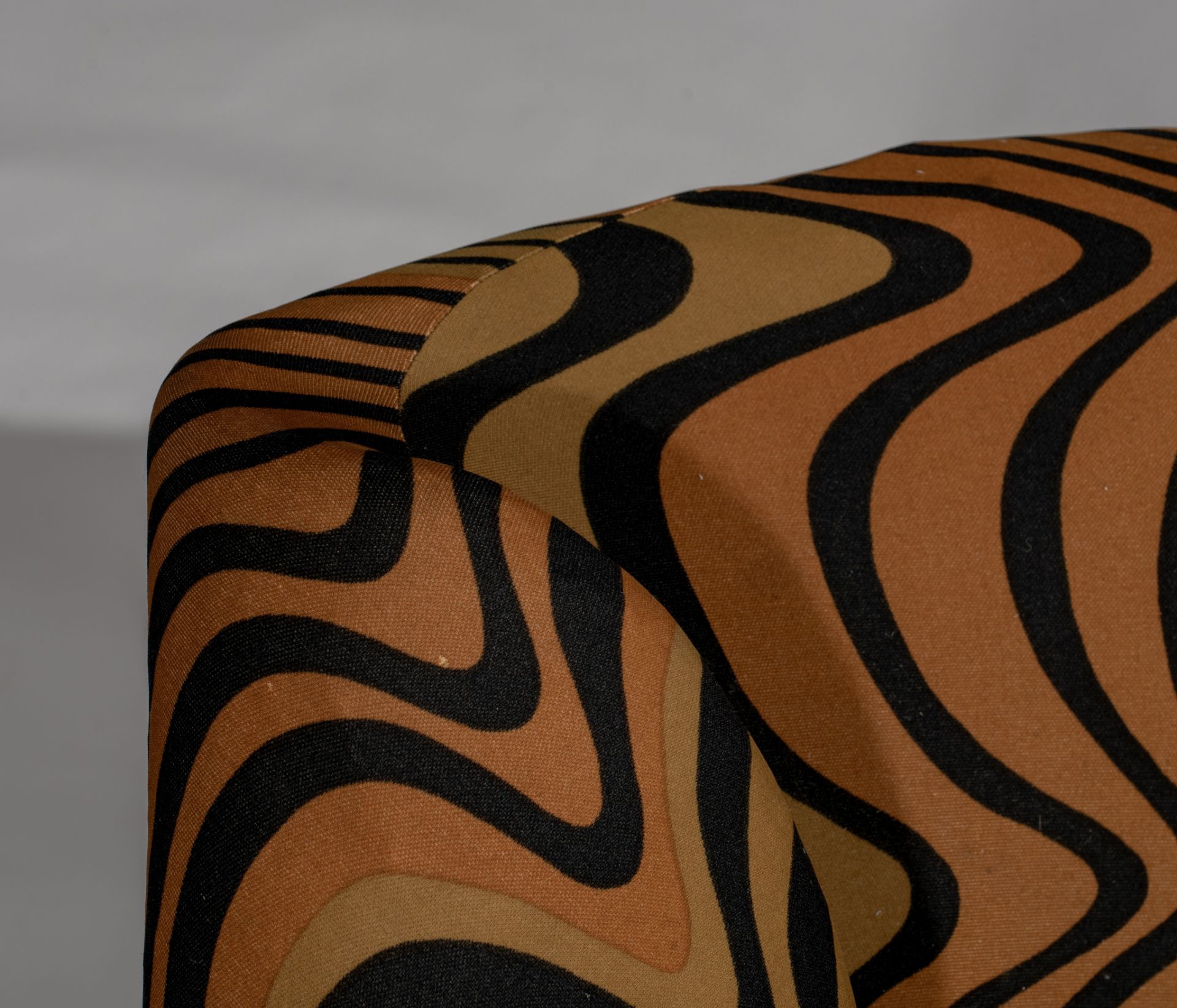 A rare Ribbon chair and ottoman by Pierre Paulin for Artifort, upholstered in 'Tiger' fabric by Jack - Image 20 of 20