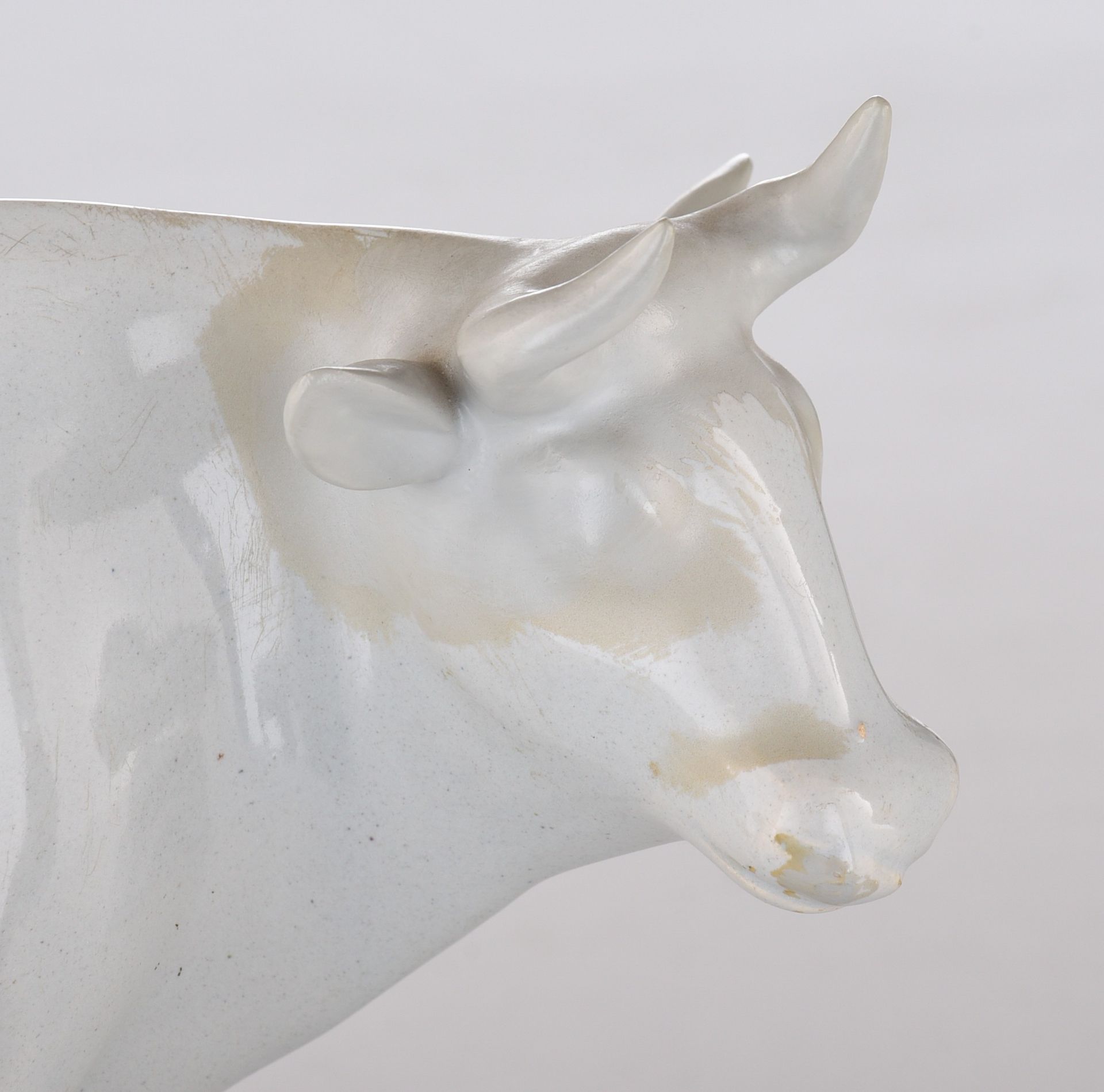 A large pair of Delft white-glazed models of cows with milkers, 18thC, H 18 - W 22 cm - Image 8 of 14