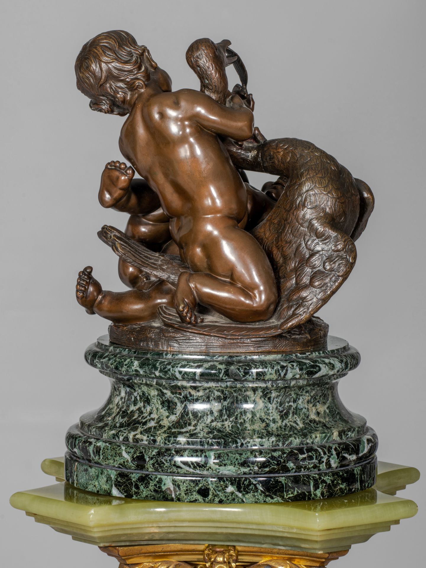 Clodion, putti playing with a swan, patinated bronze on a marble pedestal, H 145 cm (total height) - Image 11 of 18