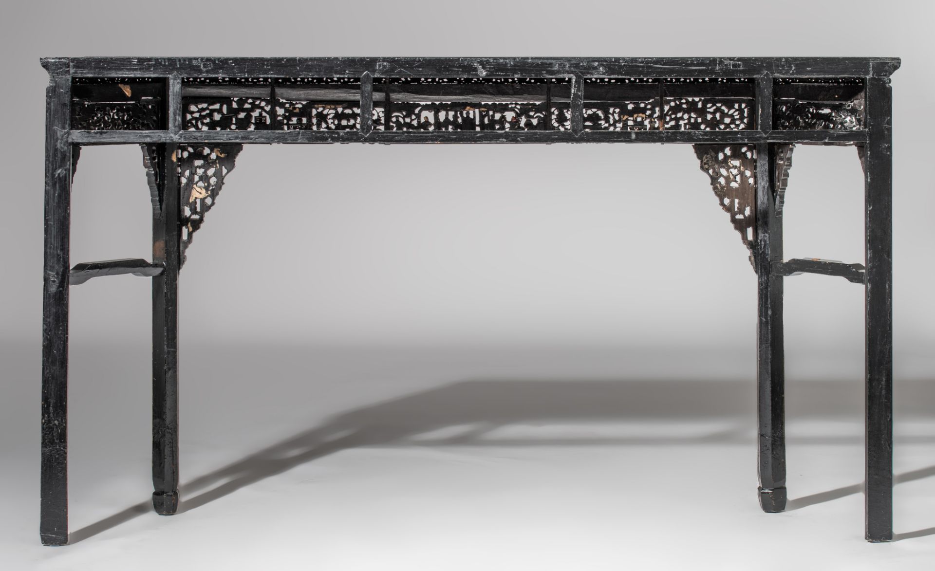 A Chinese gilt and lacquered carved side table, late Qing/Republic period, H 107 - L 187 - D 40 cm - Image 5 of 10