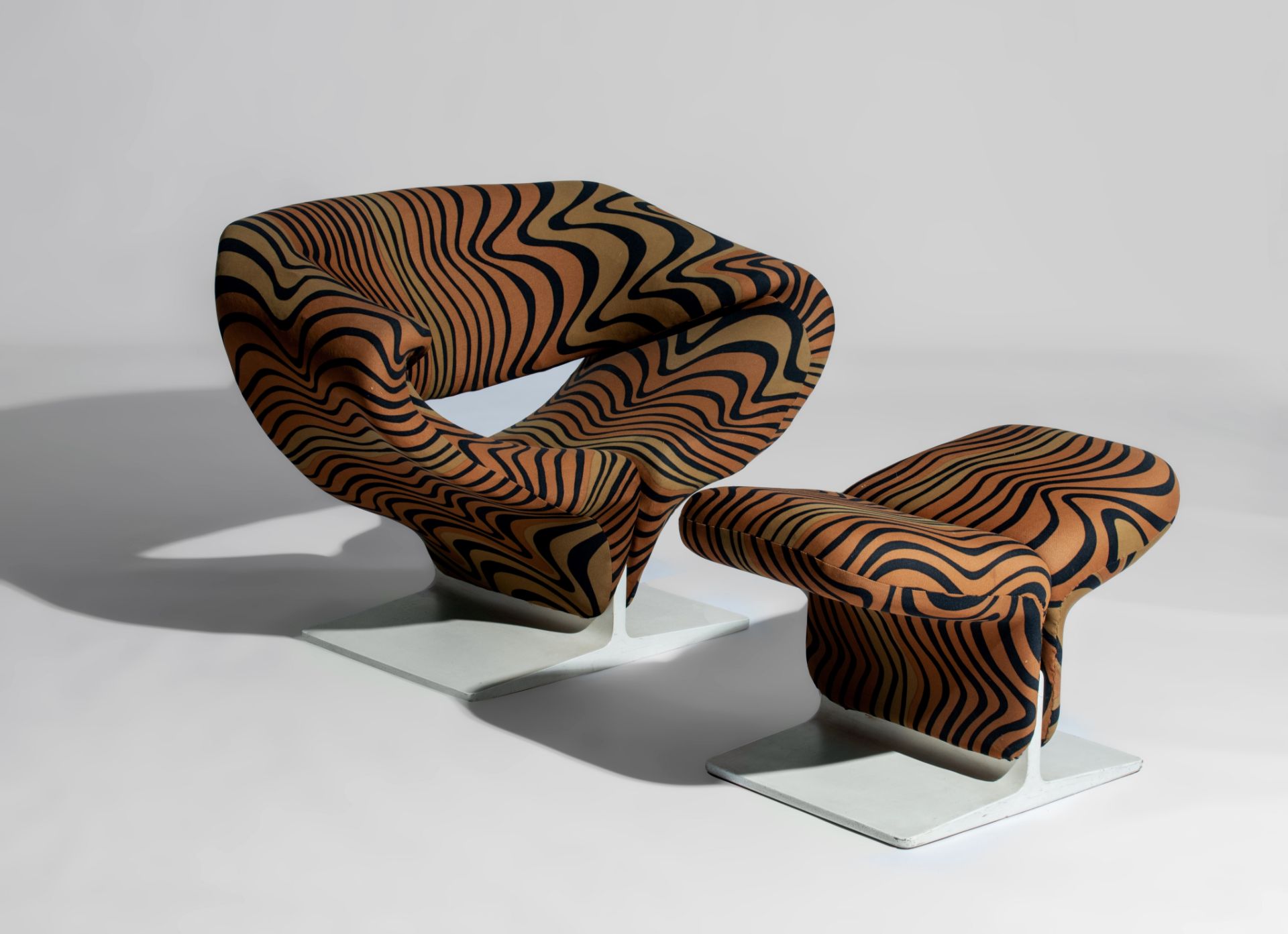 A rare Ribbon chair and ottoman by Pierre Paulin for Artifort, upholstered in 'Tiger' fabric by Jack - Image 2 of 20