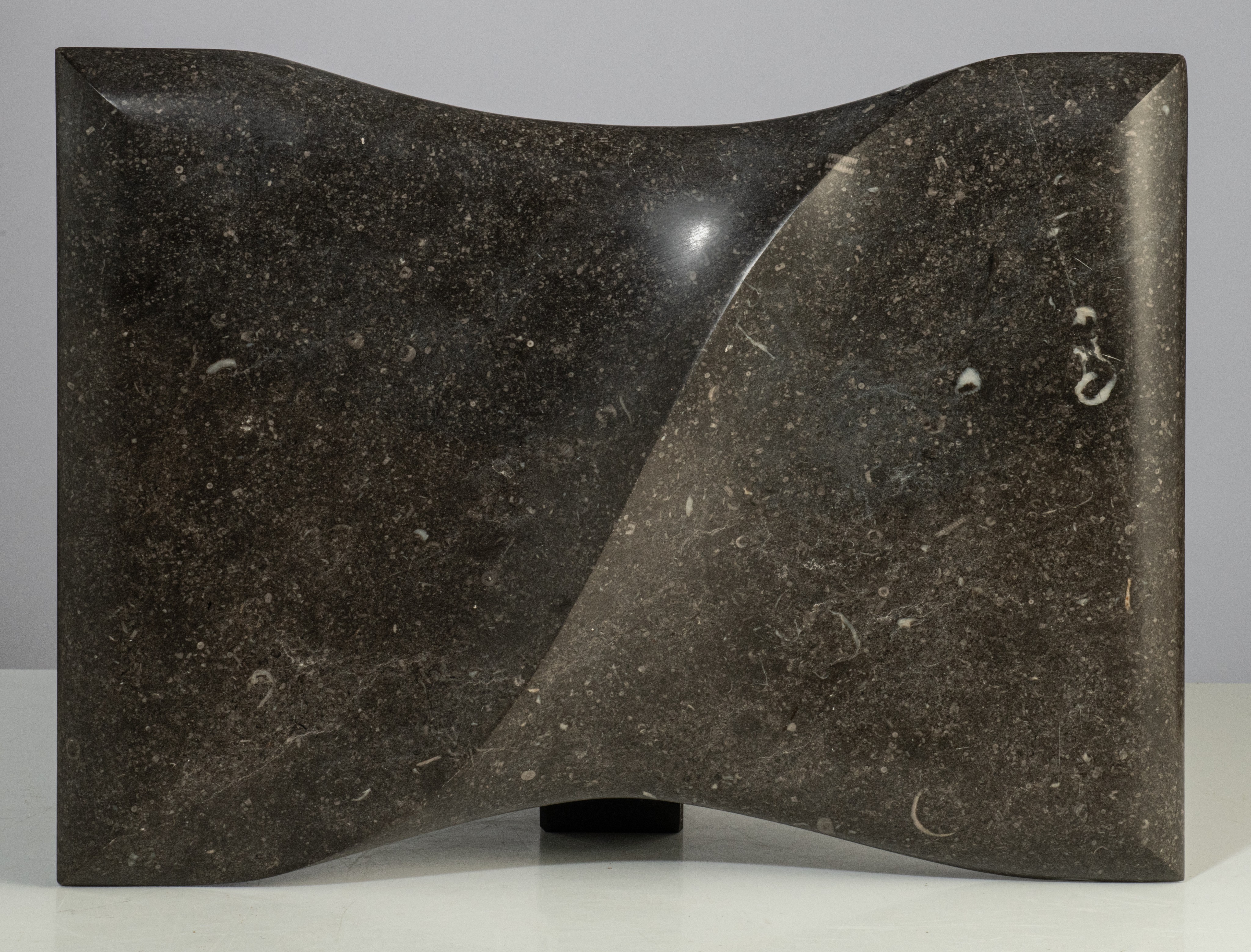 Bo Alisson (1952), untitled sculpture, Belgian blue stone on wooden stands, H 14 - W 40 cm - Image 6 of 7