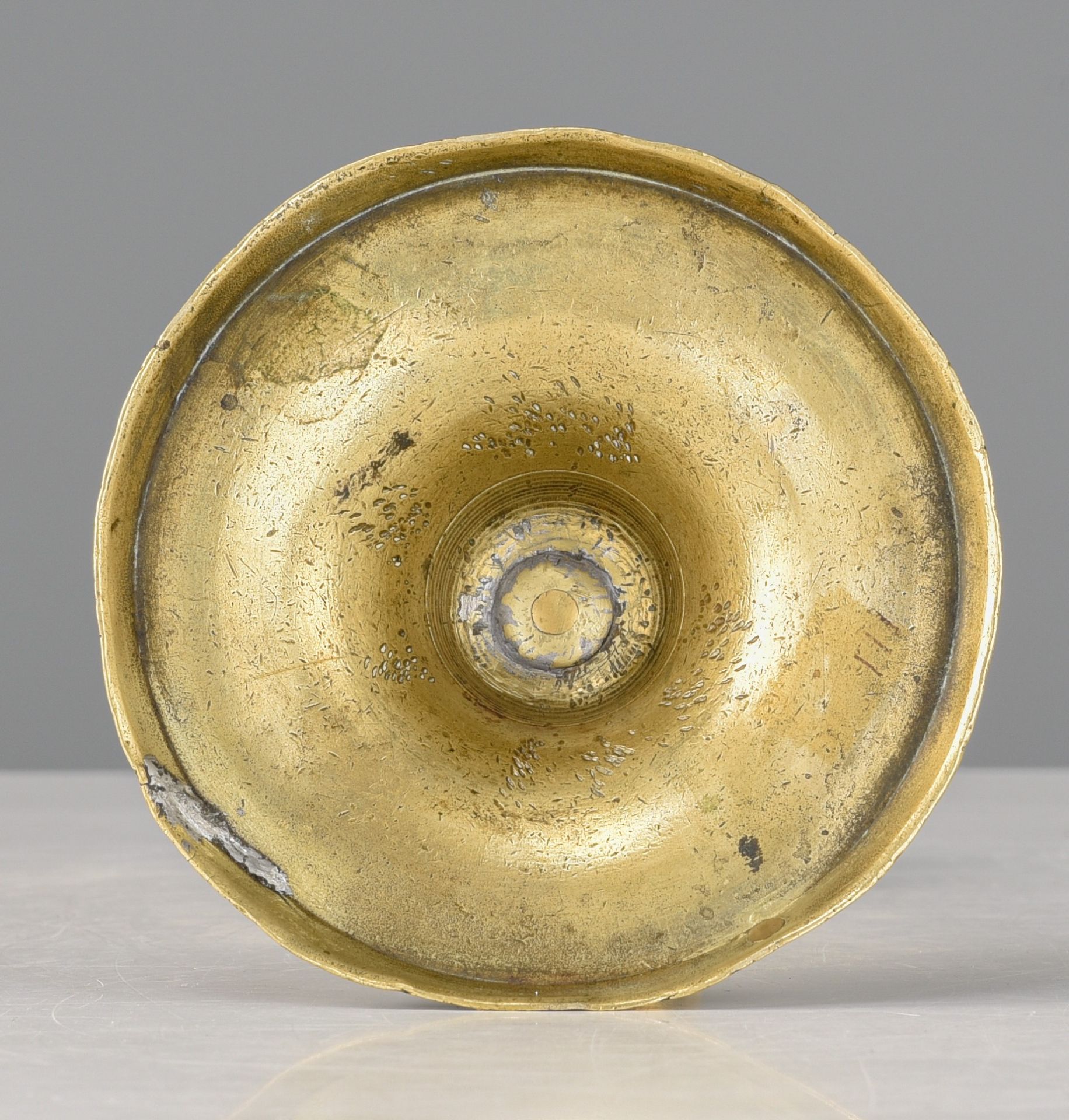 A brass so-called 'balusterkandelaar' socket candlestick, 16thC, the Low Countries, H 19,5 cm - Image 7 of 7