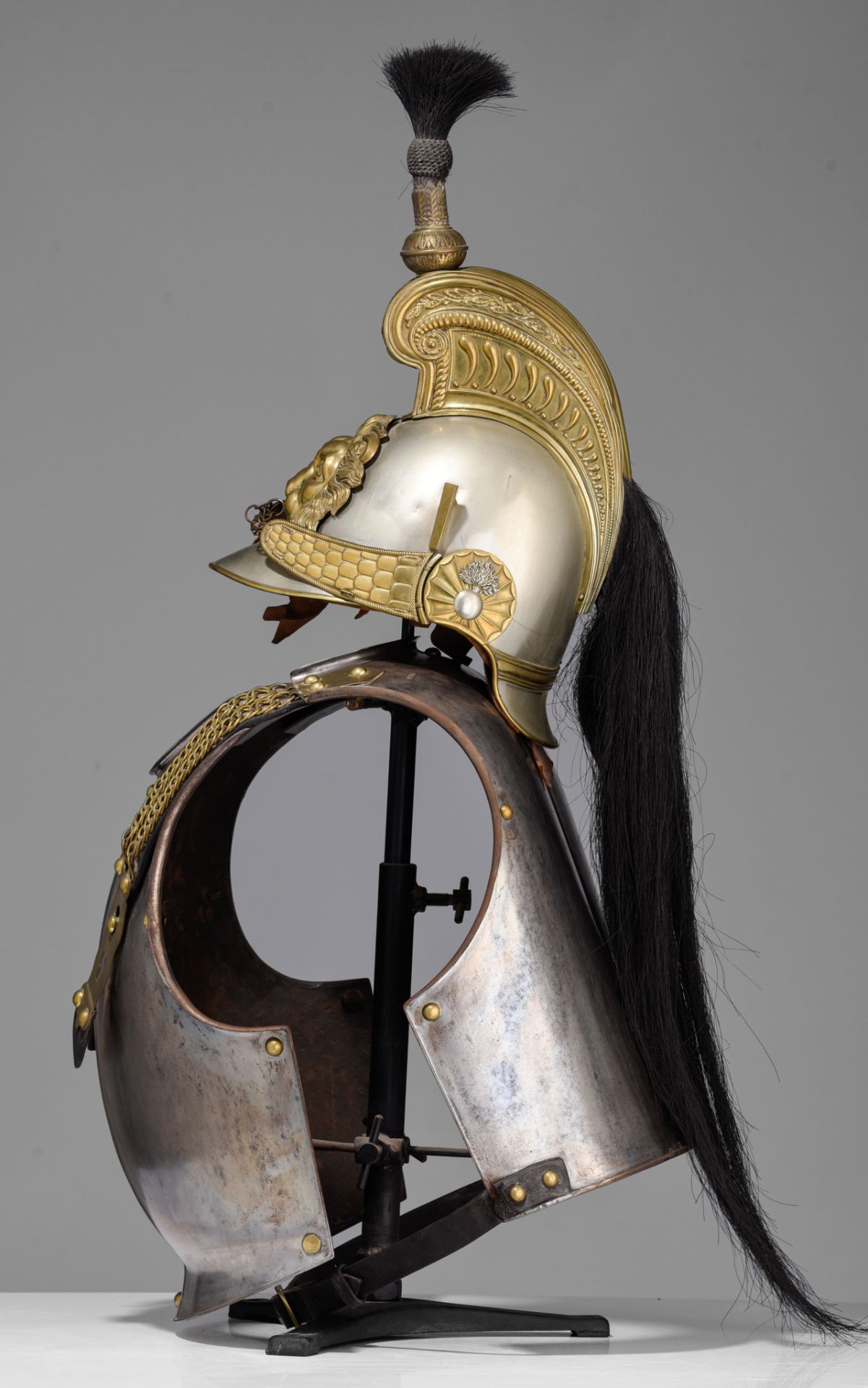 A French cuirassier breastplate and helmet, Manufacture Royale d'Armes de Klingenthal, 19thC, H 88 c - Image 4 of 11