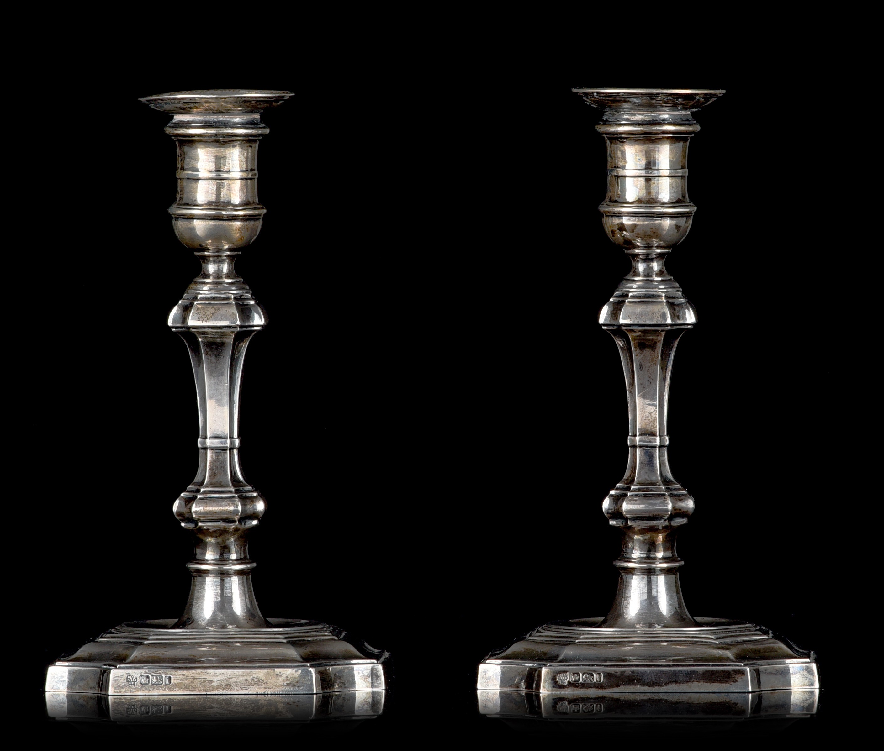 A pair of English silver candlesticks, ca 1205 g, H 19,5 cm