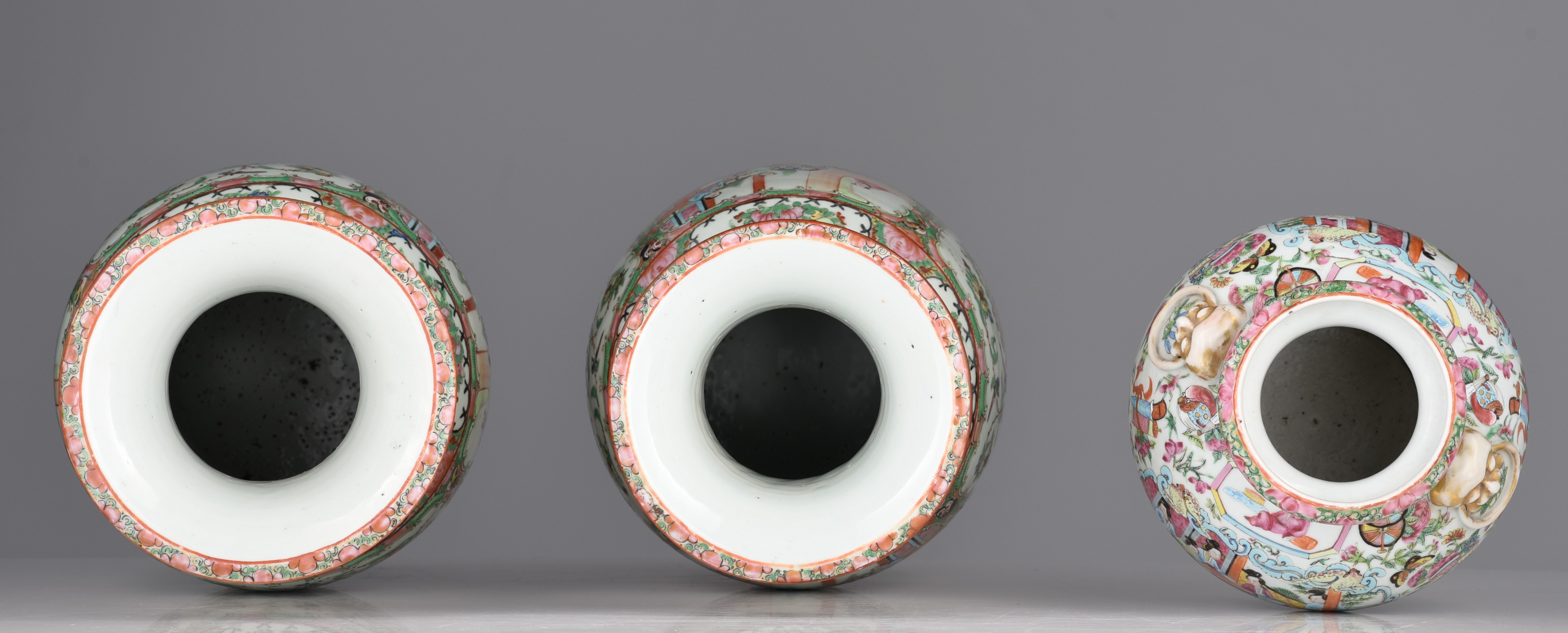 A similar pair of Chinese Canton famille rose vases, 19thC, H 44,5 cm - added a Chinese Canton pomeg - Image 6 of 7