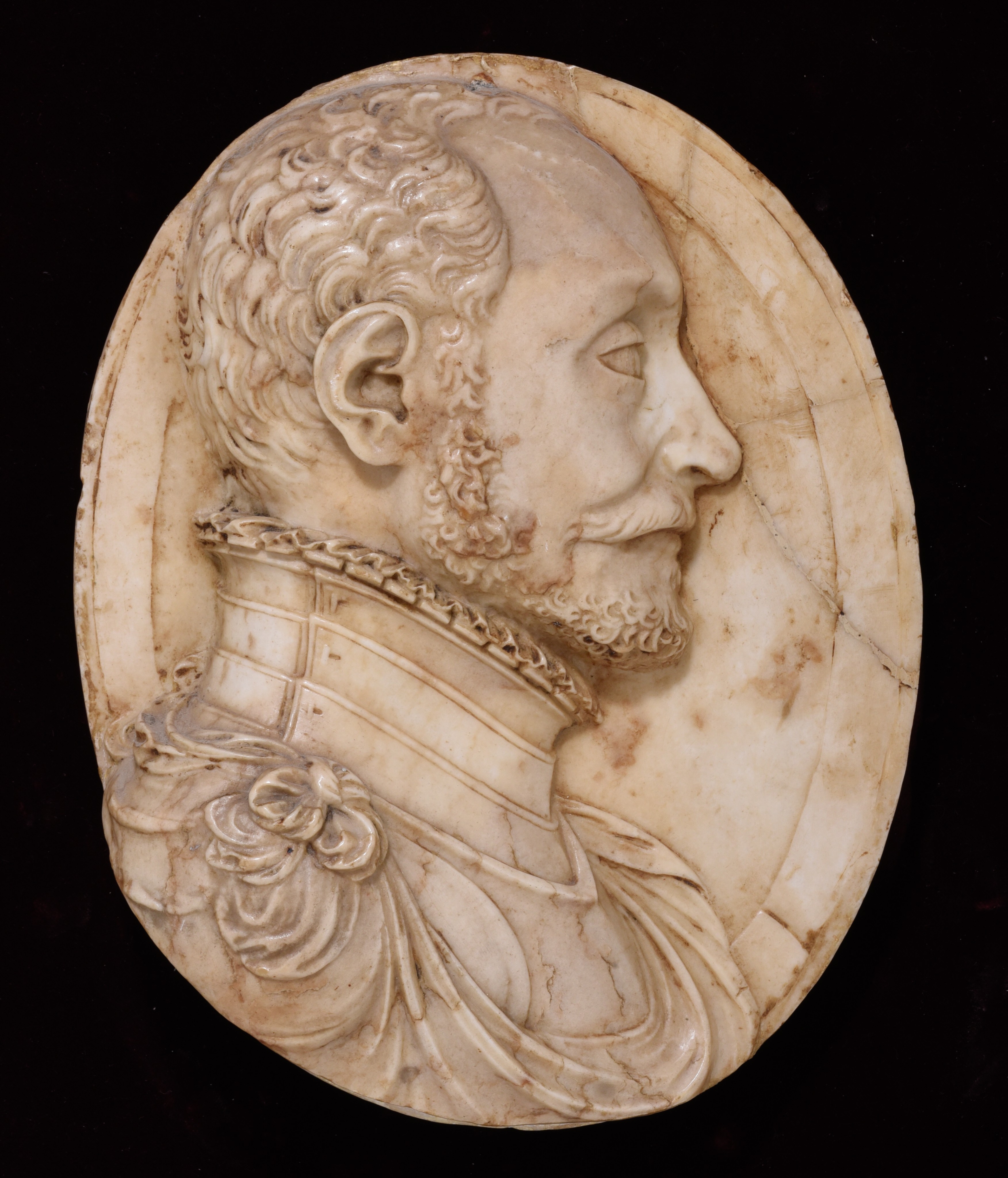 A fine Renaissance alto-relievo marble profile portrait of a man, second half of the 16thC, 24 x 30, - Image 3 of 4