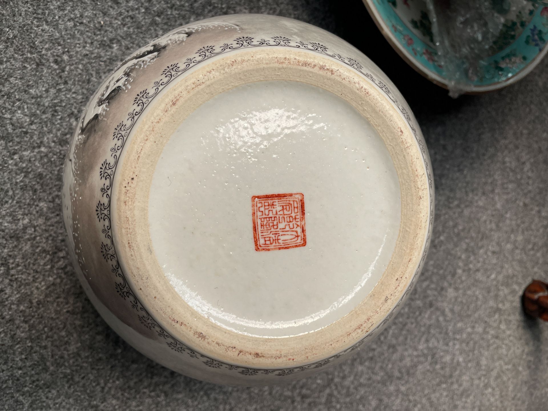 A Chinese Canton grisaille and enamelled 'Winter Landscape' cylindrical vase and ginger jar, 20thC, - Image 15 of 26