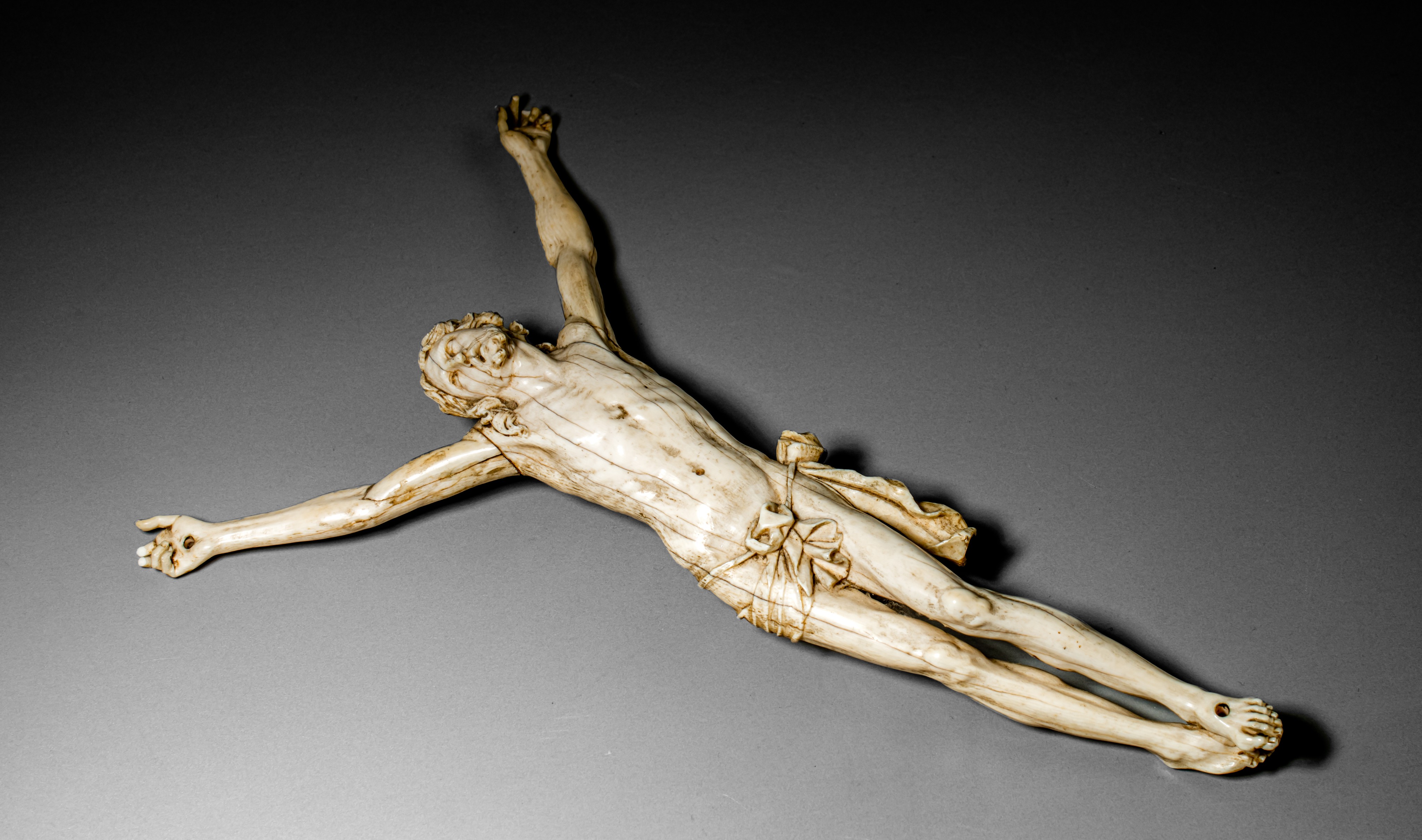 A finely carved ivory Corpus Christi, the Southern Netherlands, 17th/18thC, H 26,7 cm, 197 g (+) - Image 5 of 25