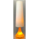 Orangefarbene Designer - Stehlampe (1970er Jahre).