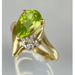 Damenring 585 Gelbgold / Weißgold. Besetzt mit 1 Peridot bzw. Olivin im Tropfenschliff.