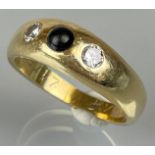 Damenring 585 Gelbgold. Besetzt mit 2 Brillanten und einem Onyx-Cabochon.