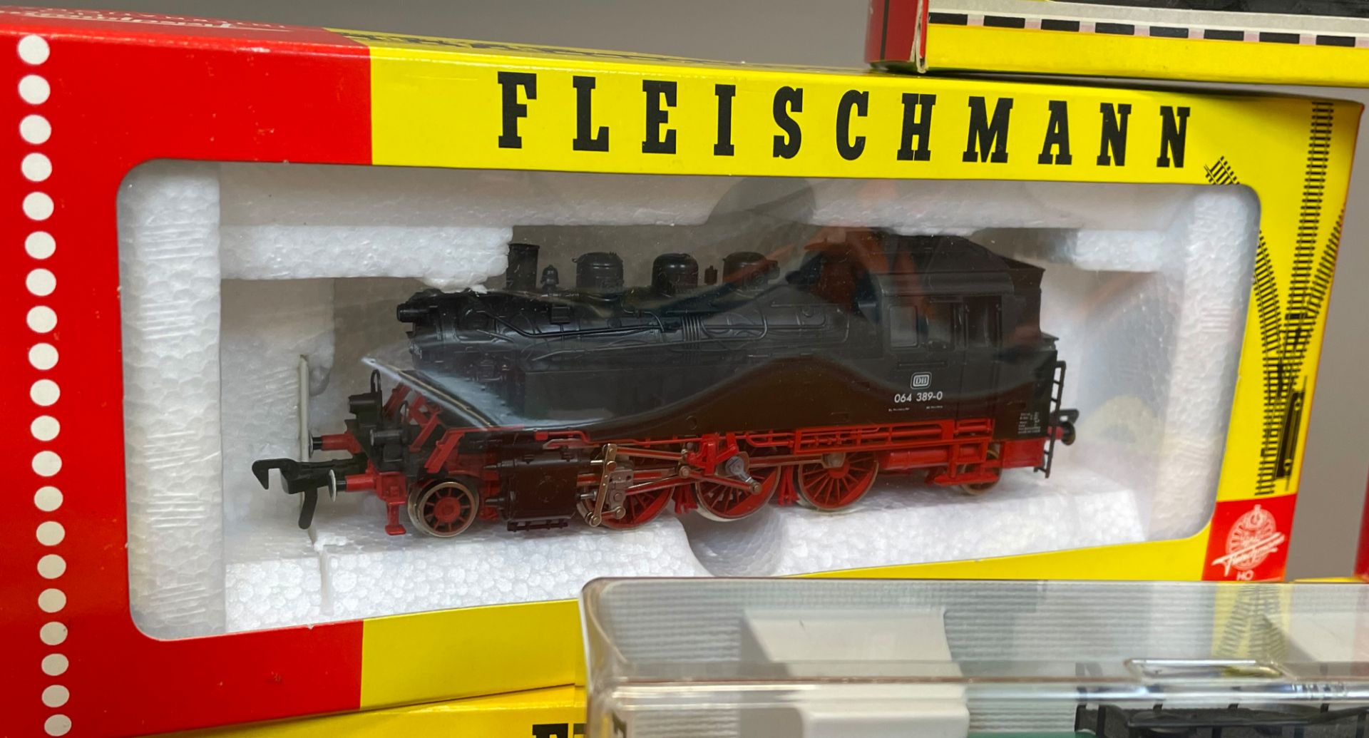 Umfangreiches Konvolut von Fleischmann Eisenbahn mit Zubehör. Spur H0. - Bild 8 aus 18