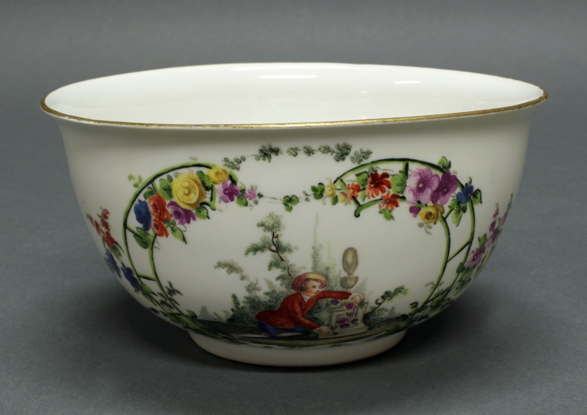 Kumme, Meissen, Schwertermarke, um 1765, farbige Feinmalerei mit zwei Gartenszenen in floralen Spal