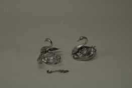 Paar Salièren, "Schwan", 2 Löffelchen, Silber 800/835, farbloses Kristallglas mit Silbermontierung,