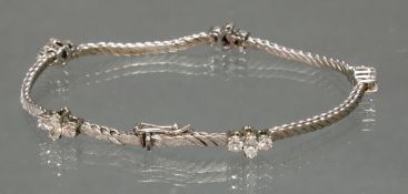 Armband, WG 750, hochkantgedrücktes Deutschpanzermuster, 5 Diamant-Navettes zus. ca. 0.60 ct., 10 B