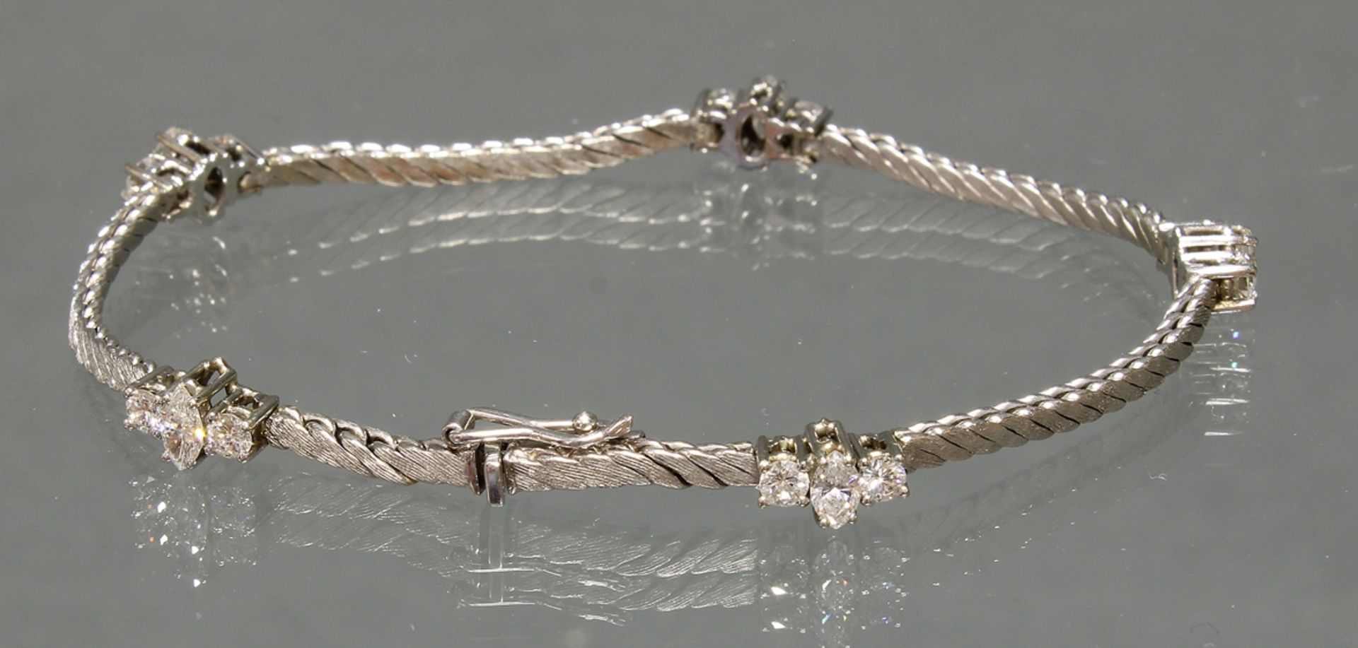 Armband, WG 750, hochkantgedrücktes Deutschpanzermuster, 5 Diamant-Navettes zus. ca. 0.60 ct., 10 B