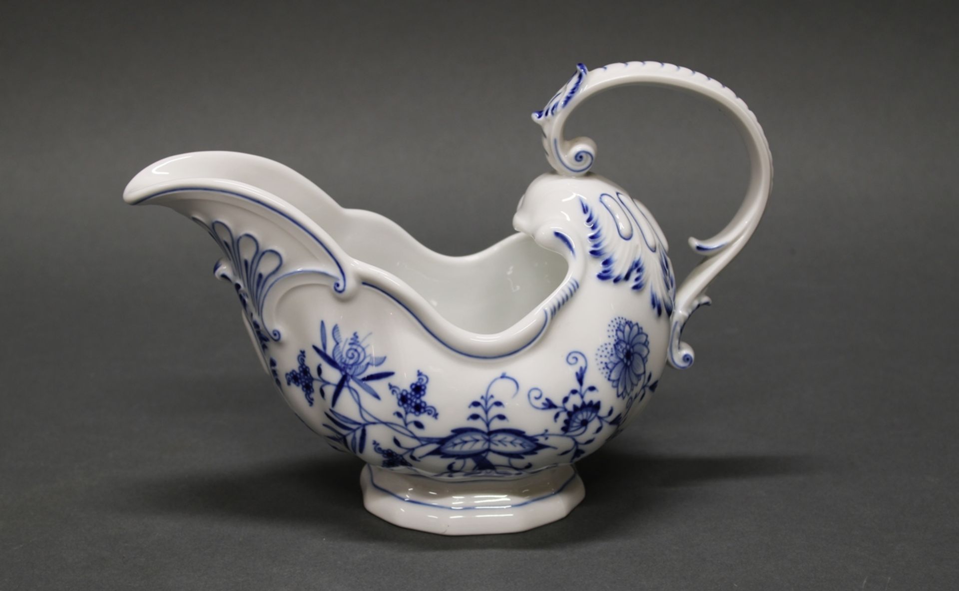 Saucière, Meissen, Schwertermarke, 1. Wahl, Zwiebelmuster, Helmform, 17 x 24 x 11 cm