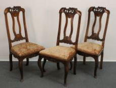 3 Stühle, Barock, Holland, 18. Jh., Nussbaum, trapezförmiger Sitz auf geschwungenen Beinen mit hohe