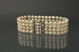 Armband, vierreihig, Akoya-Zuchtperlen, 3x 28 Perlen ø ca. 5.8 mm, Schließe WG 585, 4 Perlen, 19.5 
