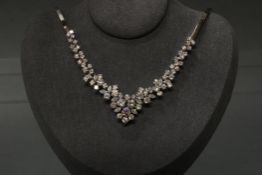 Collier, WG 750, 57 Brillanten zus. ca. 6.0 ct., alle etwa fw-w/lpr.-vvs, 14 Diamantnavettes zus. c