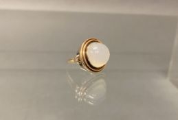 Ring, GG 585, 1 runder Mondstein-Cabochon ø ca. 15 mm, 8 g, RM 18