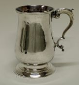 Mug, Silber 925, wohl London 1777, Meistermarke IK, glatter, geschwungener Korpus auf Rundfuß, grav
