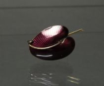 Blatt-Brosche, Atelierarbeit, Silber 925, transluzentes auberginefarbenes Email, 5.5 x 3 cm, 14 g