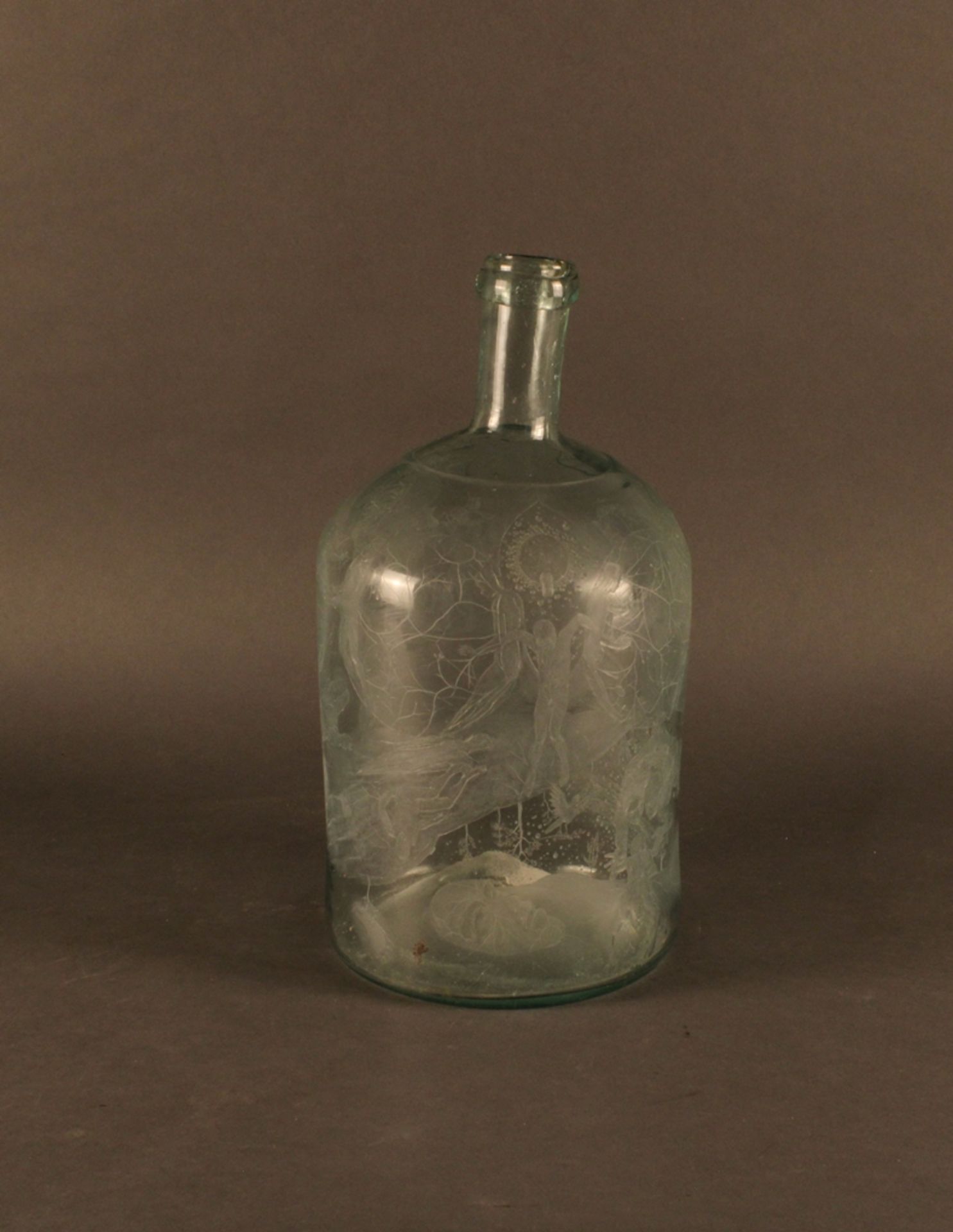 Große Flasche, Kristian Klepsch, 1979, grünliches Glas, umlaufend surrealer Figurendekor in feinem  - Bild 2 aus 5