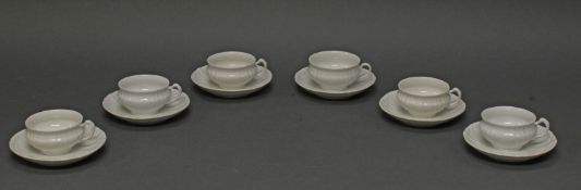 6 Teetassen mit Untertassen, KPM Berlin, Rocaille, Weißporzellan, 5 cm hoch