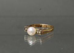 Ring, GG 585, 1 Akoya-Zuchtperle ø ca. 7 mm, 4 kleine Besatzdiamanten, 4 g, RM 19