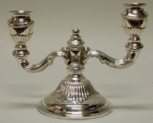 Tischleuchter, Silber 925, zwei Leuchterarme je mit einer Kerzentülle, auf Rundfuß, geschwert, 15 c