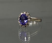 Ring, WG 750, 1 ovaler facettierter Tansanit ca. 1.80 ct., 12 Sechzehnkant-Diamanten zus. ca. 0.30 