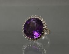 Ring, WG 585, großer runder Amethyst ø ca. 22 mm, 16 g, RM 17.5 - 19 (Brillantkranz fehlt)