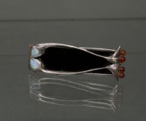 Brosche/Anhänger, 'Fisch', Art Deco, um 1930, Silber, Onyx, 2 Opal-Doubletten, 4 Karneol-Kügelchen,