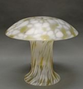 Tischlampe, Putzler, 1970er Jahre, Glas, mit weißen und honigfarbenen Einschmelzungen, Pilzform, ei