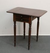 Kleiner Drop Leaf Table / Klapptisch, England, 19./20. Jh., Mahagoni, an kurzer Seite zwei Zargensc