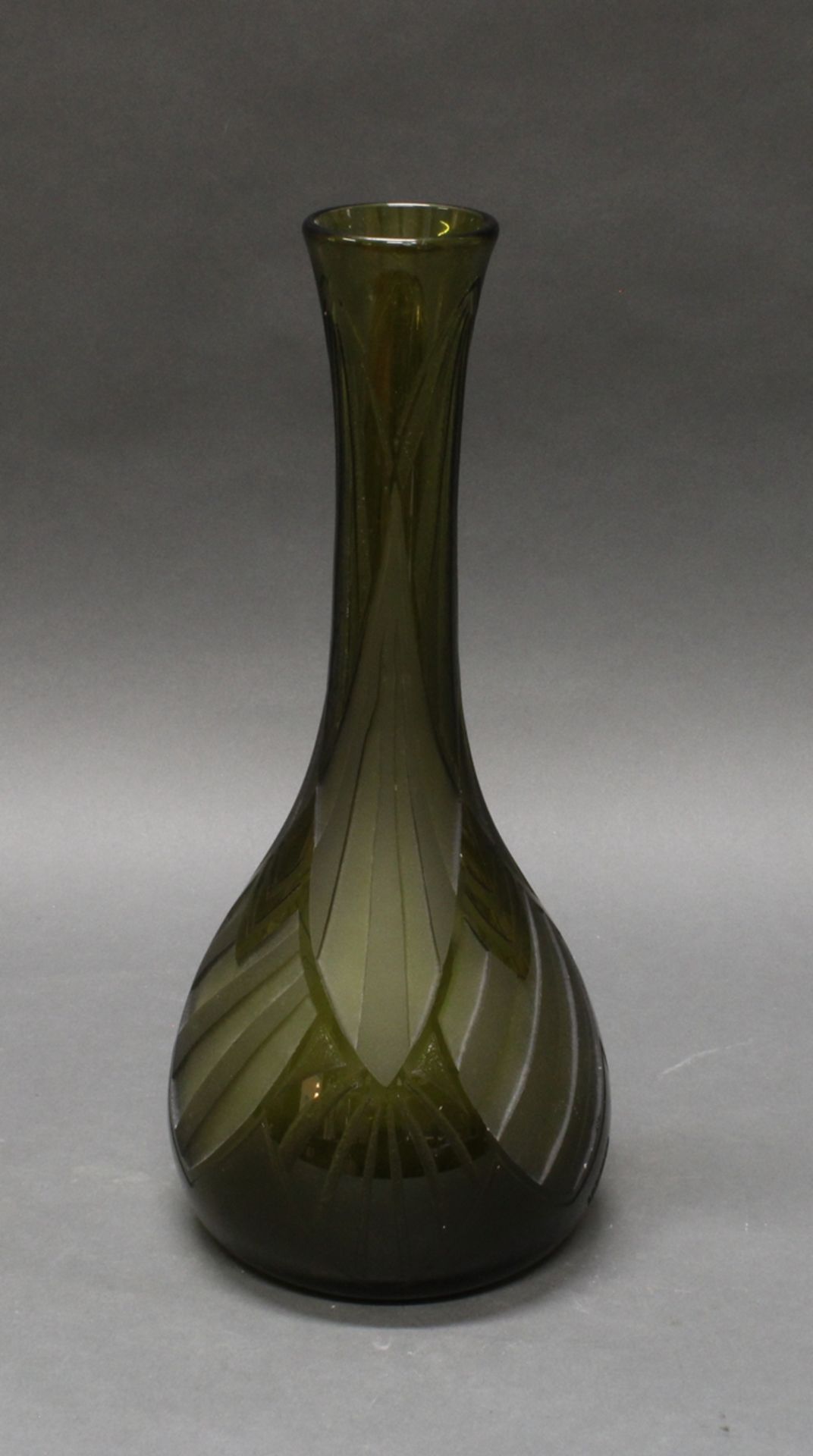 Vase, Frankreich, um 1925, Legras & Cie., Verreries de St. Denis, olivgrünes Glas, Flaschenform, ti