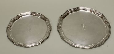 2 Tabletts, Silber 835, Wilhelm Binder, passig-geschweifter Profilrand, je Spiegel mit graviertem M