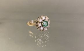Ring, WG 585, 1 runder facettierter Smaragd ø ca. 6 mm, 8 Brillanten zus. ca. 0.56 ct., 6 g, RM 18