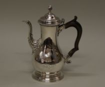 Kaffeekanne, Silber 925, George III, London, 1762, Meistermarke, birnförmige Wandung auf getrepptem