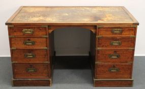 Desk / Schreibtisch, England, um 1900, Mahagoni, Platte mit Ledereinlage auf zwei Säulen mit je vie